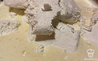 Добавляем творог и снова взбиваем 3 минуты.