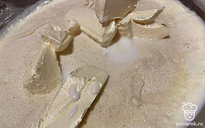 Добавляем сливочное масло, молоко и манную крупу, не взбиваем. 