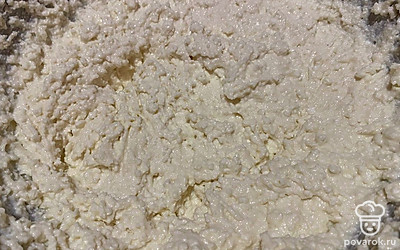 Накрываем плёнкой, оставляем на полчаса и снова взбиваем 3 минуты.