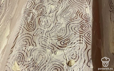 Форму обильно смазываем сливочным маслом. Духовку разогреваем до 180 градусов.