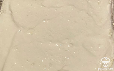 Получившуюся творожную массу выкладываем в форму и смазываем верх сметаной. Отправляем в духовку на 40 минут.