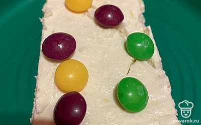 Можно подавать со сметаной или сгущенкой. Я использую шоколадное драже для украшения. Приятного аппетита!