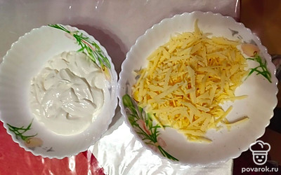 Почистить лук, картофель. Сыр натереть на крупной терке. 