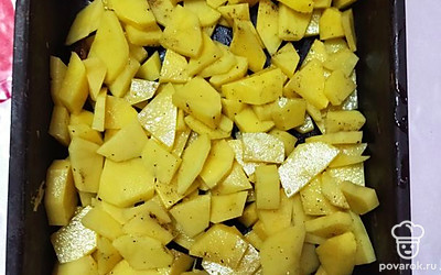 Картофель порезать небольшими ломтиками и уложить в форму для запекания, посолить, поперчить. 