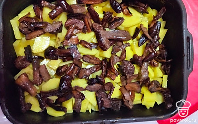 Грибы обжарить и уложить вторым слоем на картофель. 