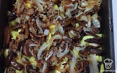 Лук обжарить до золотистого цвета и выложить на грибы. 