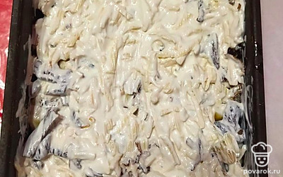 Сметану смешать с половиной натертого сыра и выложить следующим слоем. 