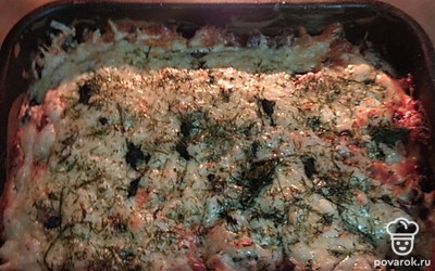 Затем посыпать оставшимся сыром и зеленью (укропом). Запекать 10 минут до румяной корочки. 