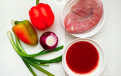 Филе индейки хорошо промойте и промокните от воды. Этот шаг необходимо выполнить для того, чтобы индейка не начала "стрелять" на сковородке. Лук очистите от шелухи, болгарский перец тоже промойте под проточной водой.