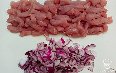 Нарежьте индейку тонкими брусочками, после чего на разогретую сковороду добавьте немного подсолнечного масла и обжаривайте 10 минут.