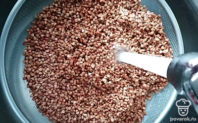 Промойте гречку и пропарьте ее кипятком: на 3 стакана гречки понадобится 6 стаканов кипятка.