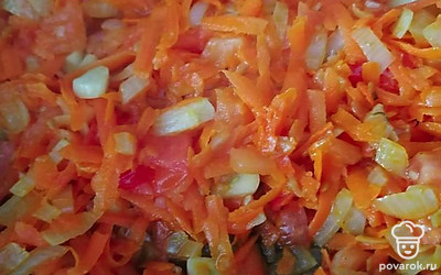 Нарезанные лук, морковь, помидор тушите до готовности. В самом конце добавьте чеснок. 