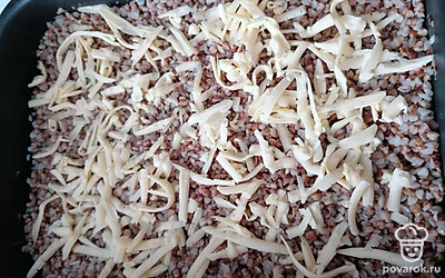 Посыпьте сыром и сверху накройте еще одним слоем гречки.