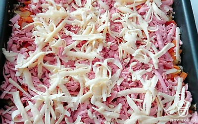 Выложите овощную зажарку, затем сосиски и снова посыпьте все сыром. 