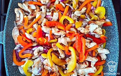 В отдельную емкость нарежьте болгарский перец и лук соломкой. Добавьте нарезанные овощи к индейке, после чего обжаривайте на среднем огне еще 10 минут, перемешивайте блюдо каждые 5 минут.