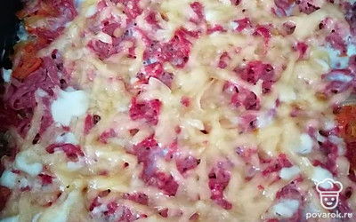 Для заливки яйца смешайте с майонезом и специями. Залейте получившейся смесью запеканку. Поставьте в духовку на 35 минут при 180 градусах. 