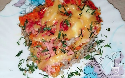 Такую запеканку можно подавать как в горячем виде, так и холодном, украсив зеленью и салатом.