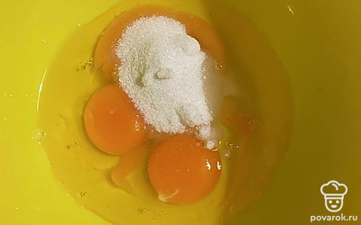 Миксером смешайте яйца, сахар и ванилин.