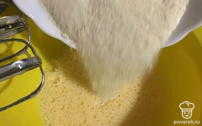 Всыпьте манную крупу и соль, продолжайте взбивать миксером.