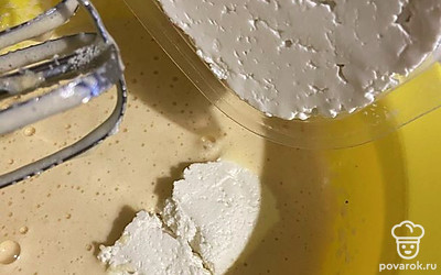 Введите в смесь творог, перемешайте. 