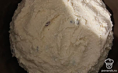 Смажьте форму льняным маслом, выложите смесь и выпекайте 45 минут.