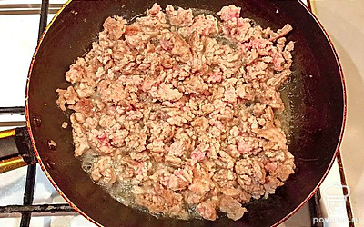 Обжарьте фарш до полуготовности.
