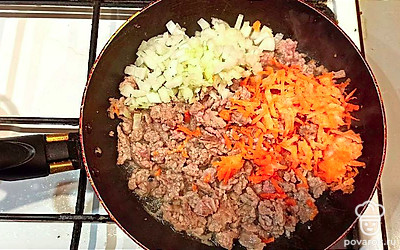 Добавьте мелконарезанный лук и тёртую морковь. Обжарьте до готовности.