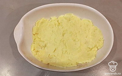 Выложите первым слоем картофельное пюре.