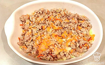 Сверху разместите слой фарша.