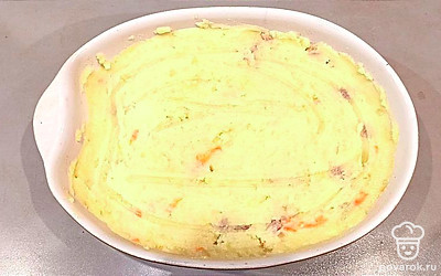 Снова положите слой картофельного пюре.