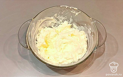 Смешайте майонез и мелконатертый сыр.