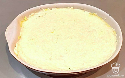 Выложите получившуюся смесь сверху. Поставьте в духовку на 30 минут при 180 градусах до золотистой корочки.