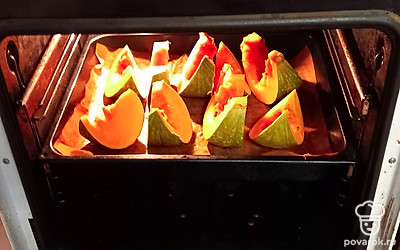 Запекайте тыкву в духовке при температуре 200 градусов 30 минут.