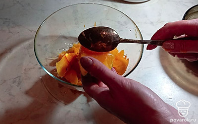 Очистите ложкой тыкву от кожуры.