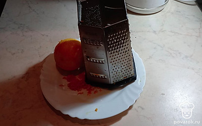 Натрите на терке цедру апельсина.