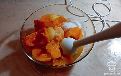 В чаше смешайте блендером запеченную тыкву, 2 яйца, 100 г сахара, цедру 1 апельсина.