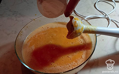 В конце смешивания добавьте 100 г пшеничной муки, перемешайте.