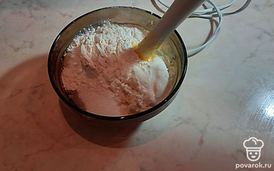 В другой чаше смешайте блендером 300 г творога, 2 яйца, 50 г сахара, 70 г сметаны, 80 г пшеничной муки.