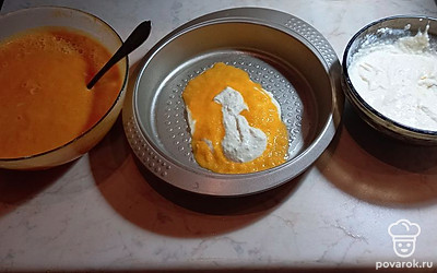 В форму для выпечки поочередно ложкой выложите две смеси: одну на другую.