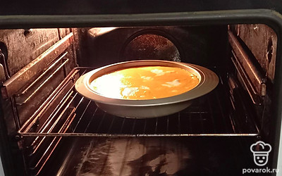 Запекайте тыквенную запеканку 60 минут при температуре 180 градусов. 