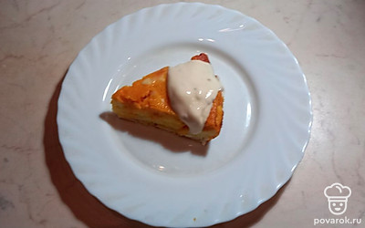 Подавайте порционно на красивой тарелке, при желании можно полить запеканку йогуртом. 