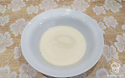 В холодном молоке замочите манную крупу на 10-15 минут.