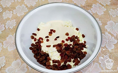 Протрите творог через сито или блендер и добавьте к нему манку вместе с молоком, в котором она была замочена, изюм.