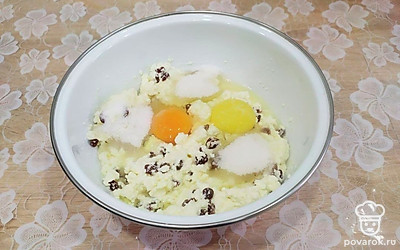 Перемешайте ложкой и добавьте яйца, сахар, щепотку соли и ванильный сахар.