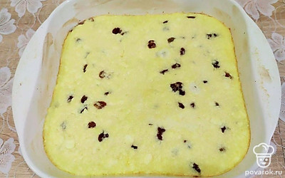 Форму для запекания щедро смажьте мягким сливочным маслом и выложите туда творожную смесь. Распределите её ровным слоем и поставьте в заранее прогретую духовку. Запекайте при 250 градусах в течение 25-30 минут.