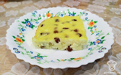 Дайте запеканке остыть и нарежьте на порционные кусочки. Подавайте со сметаной. Приятного аппетита!