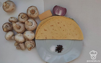 Помойте овощи, отмерьте нужное количество всех ингредиентов, очистите лук от шелухи.