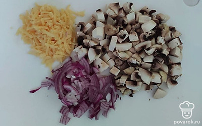 В отдельную емкость нарежьте мелкими кубиками лук и грибы, так же чтобы сыр плавился быстрее натрите его на крупной терке.