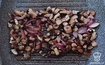 На разогретую сковороду налейте растительное масло, пассеруйте лук до золотистого цвета, к луку добавьте грибы, все тщательно перемешайте, добавьте соль и перец, жарьте 7-8 минут.