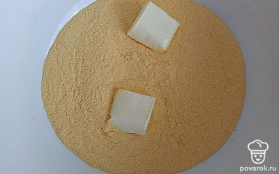 Добавьте размягченное сливочное масло в муку и перетрите в песочную крошку. Добавьте соль, воду и замесите тесто. Количество воды зависит от муки, поэтому начните со 150 мл и добавляйте по мере надобности.